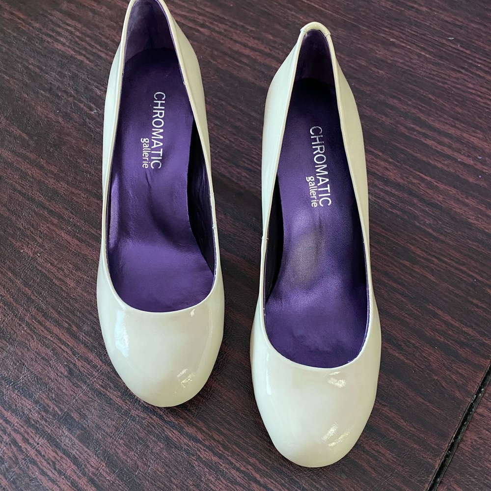 Adorable cream colored shoes with a 2 1/2” heel